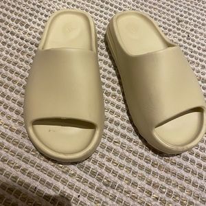 New Adidas yeezy slides desert sand size 7/8